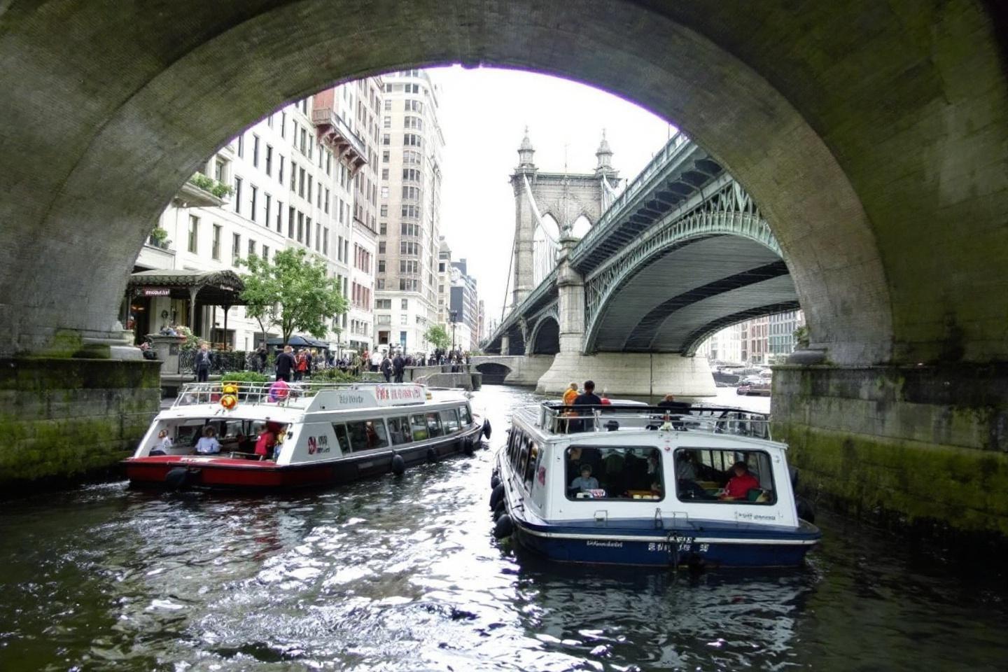 Découvrez les canaux de Bruges : une magnifique balade en bateau sur les célèbres canaux
