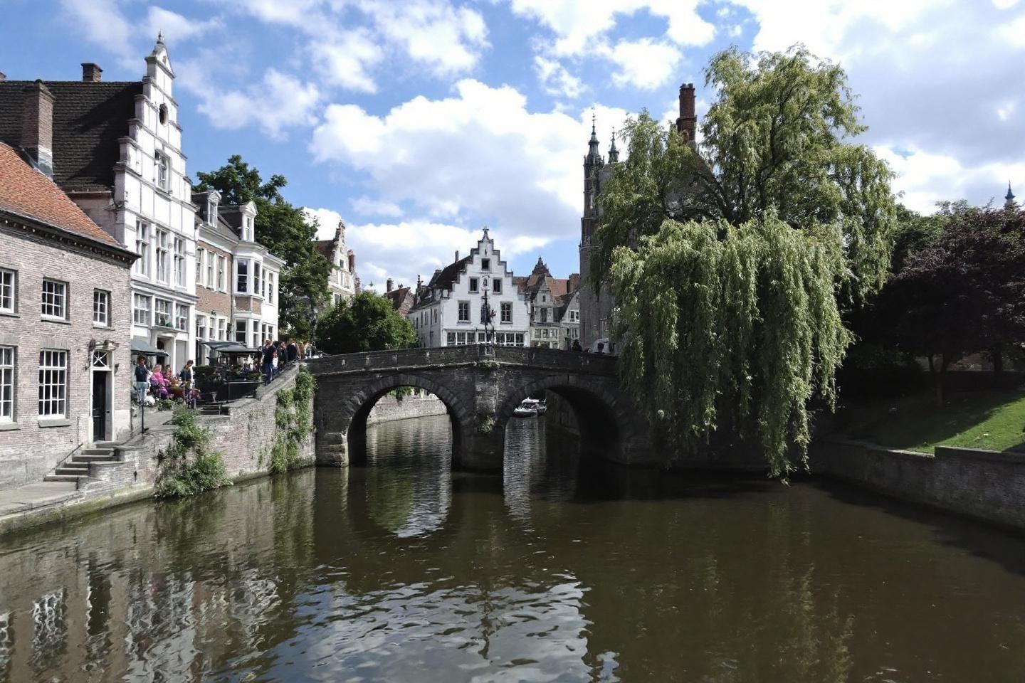 Croisière sur les canaux de Bruges : découvrez la Venise du Nord en bateau
