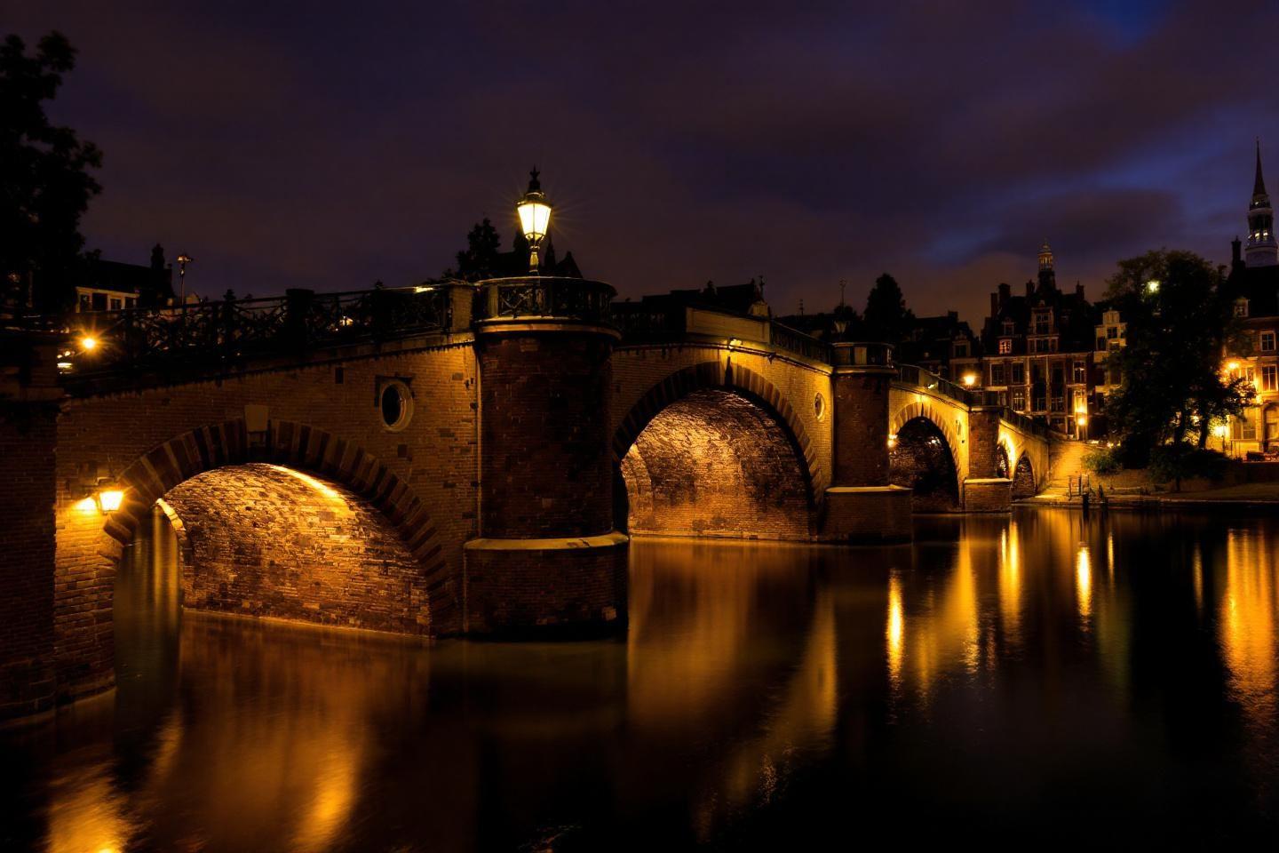 Découvrez les canaux de Bruges en bateau : croisière touristique sur les célèbres voies d'eau